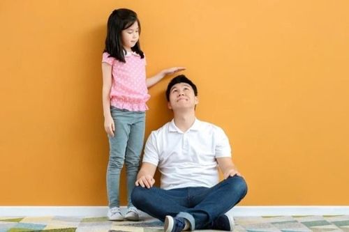 Cha mẹ chiều cao khiêm tốn, làm sao để con 'nhổ giò'?