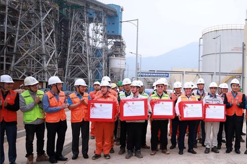 Tiếp sức công nhân trên công trình điện trọng điểm