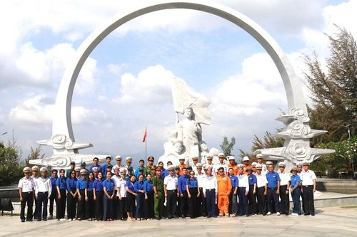Khu tưởng niệm chiến sĩ Gạc Ma những ngày tháng Ba