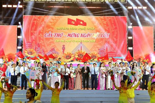 Cần Thơ rộn ràng đêm nghệ thuật 'Mừng Ngày hội lớn'