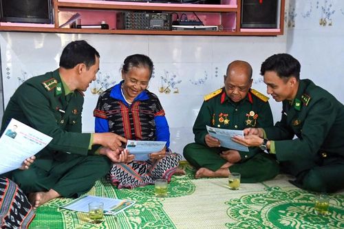 Bộ đội Biên phòng hướng dẫn đồng bào vùng biên A Lưới thực hiện quyền bầu cử