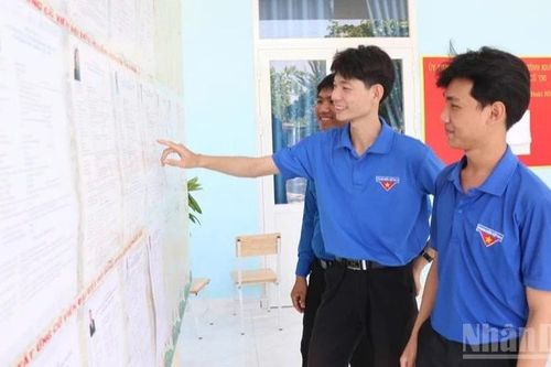 Cử tri trẻ Khánh Hòa háo hức với ngày hội của non sông
