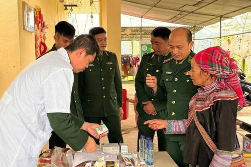 Khám bệnh, cấp phát thuốc miễn phí cho người dân xã biên giới Nà Hỳ