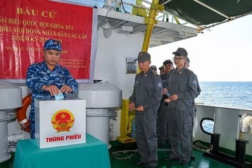 Tự hào, xúc động với lá phiếu cử tri giữa biển khơi của Tổ quốc