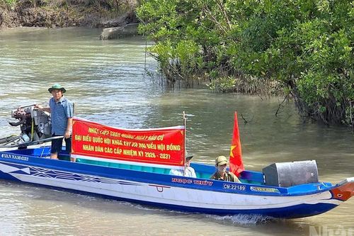 Linh hoạt tuyên truyền mang ngày hội non sông đến cử tri vùng sâu sông nước Cà Mau