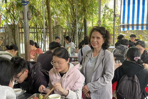 Quán cơm nghĩa tình nâng bước sinh viên nghèo ở Huế