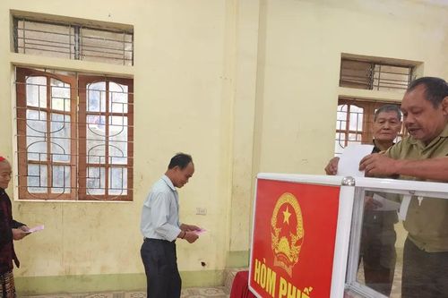 Bầu cử sớm tại 12 xã miền núi, biên giới tỉnh Nghệ An, gần 100% cử tri tham gia bỏ phiếu