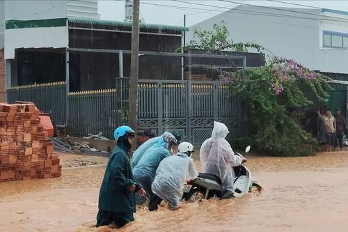 Quốc lộ 55 ngập sâu do mưa lớn trái mùa