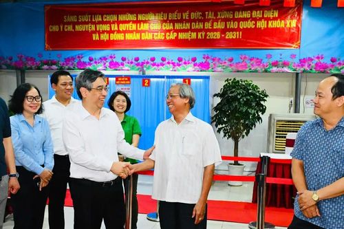 Lãnh đạo TPHCM thăm, động viên các lực lượng túc trực xuyên đêm ở khu vực bỏ phiếu