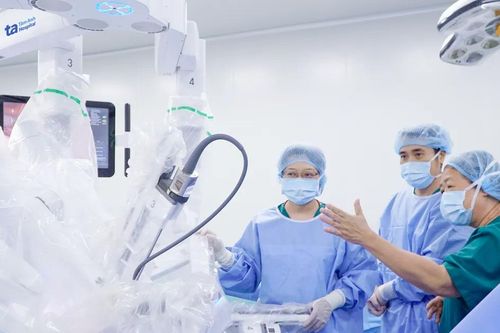 Gần 200 bác sĩ được huấn luyện phẫu thuật có robot hỗ trợ