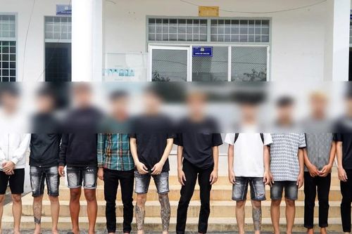Tạm giữ hình sự 5 đối tượng vô cớ dùng dao chém người đi đường