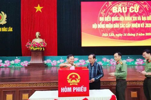 Cán bộ, chiến sĩ Đắk Lắk thực hiện nghĩa vụ công dân