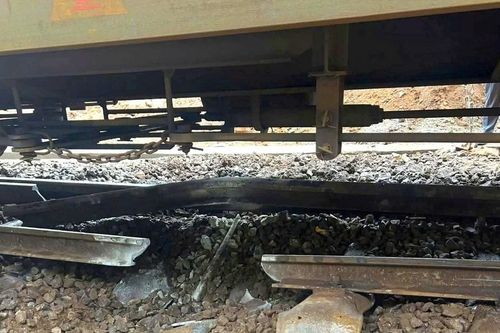 Đá rơi làm gãy đường ray khiến tàu hàng trật bánh trên đèo Hải Vân