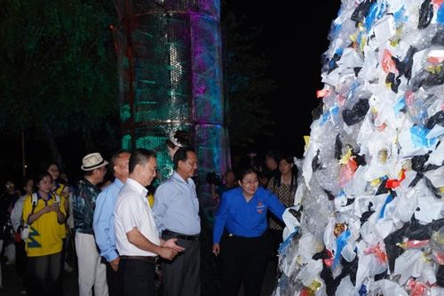 Triển lãm nghệ thuật 'Hoa và rác' lan tỏa thông điệp bảo vệ môi trường