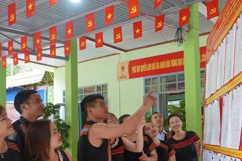 Từ vùng sạt lở đau thương, Trà Leng rợp cờ hoa trước ngày hội bầu cử