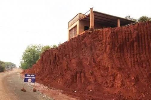 Công an Đồng Nai điều tra vụ hạ cốt nền làm đường khiến nhà dân chênh vênh