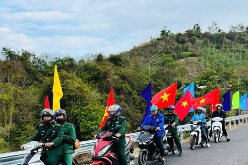 Rực rỡ cờ hoa nơi biên giới Quảng Trị trước ngày hội lớn của đất nước