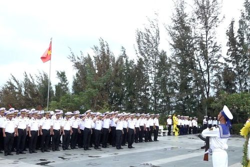 Bộ Tư lệnh Vùng 4 Hải quân dâng hương tưởng niệm Chiến sĩ Gạc Ma