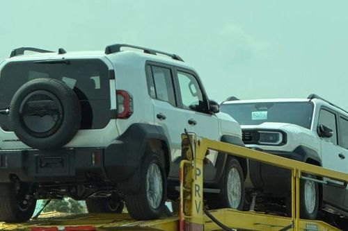 Toyota Land Cruiser cỡ nhỏ lộ diện trên phố trước ngày ra mắt