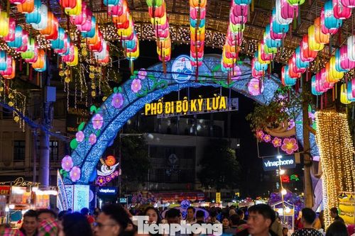 'Biển người' trẩy hội Lạng Sơn
