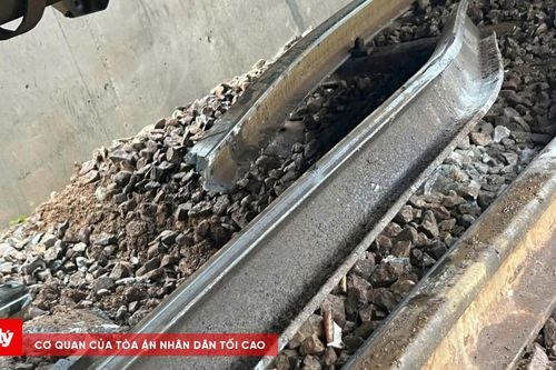 Tàu hàng trật bánh khi qua đèo Hải Vân, tuyến đường sắt bị gián đoạn