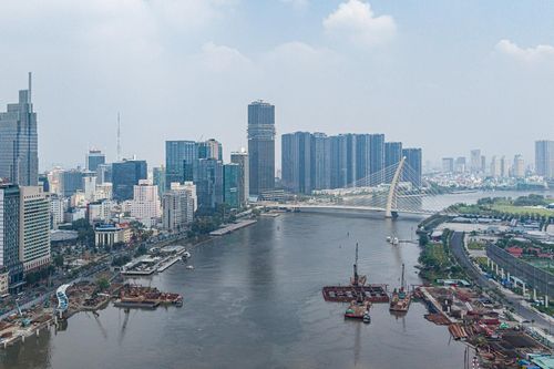Tiến độ cầu đi bộ nghìn tỷ vượt sông Sài Gòn sau một năm thi công