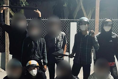 Nhóm thanh niên vô cớ chém người rồi chụp hình 'lưu niệm'