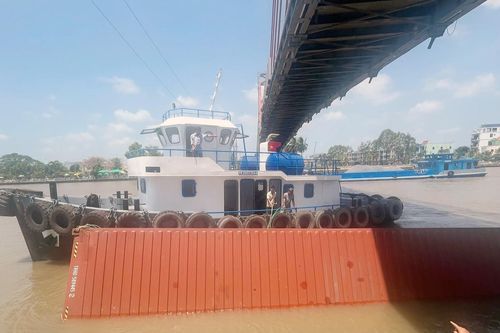 Nguyên nhân tàu 4.000 tấn vướng dây điện, container rơi ở kênh Chợ Gạo