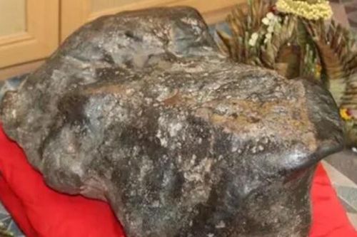 Xôn xao hòn đá hình con ếch nặng 60kg, nhiều người đến sờ... lấy may