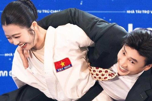 Quốc Trường được người đẹp bế thốc xoay vòng, MC Minh Trang VTV 'càng ngắm càng mê'