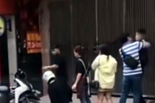 Nghi mâu thuẫn trong quán, nam thanh niên bị đánh giữa đường ở Hà Nội
