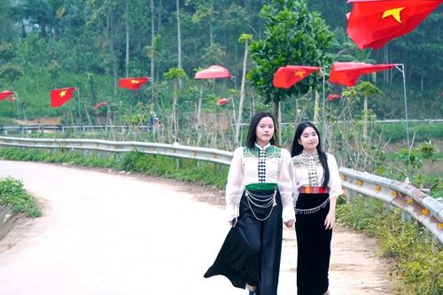 Rợp cờ hoa trên 'con đường chữ S' trước ngày bầu cử ở Thanh Hóa