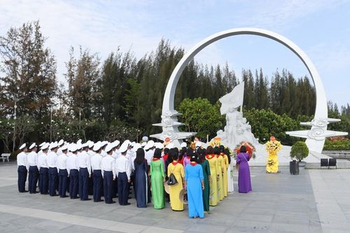 Dâng hương, dâng hoa tại Khu tưởng niệm chiến sĩ Gạc Ma