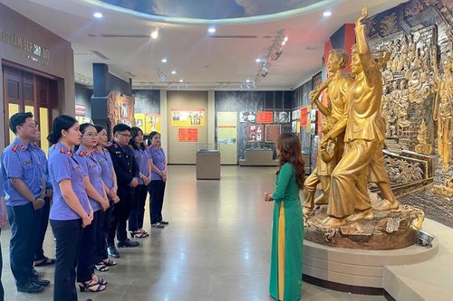 Chi đoàn VKSND khu vực 10, TP Đà Nẵng tổ chức chương trình 'Tìm về địa chỉ đỏ'