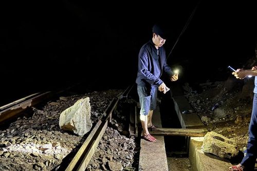 Đá trên đèo Hải Vân tiếp tục rơi, ngành đường sắt phải tạm dừng chạy tàu