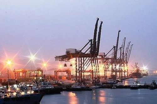 Trung tâm trung chuyển dầu mỏ quan trọng của UAE tạm ngừng hoạt động