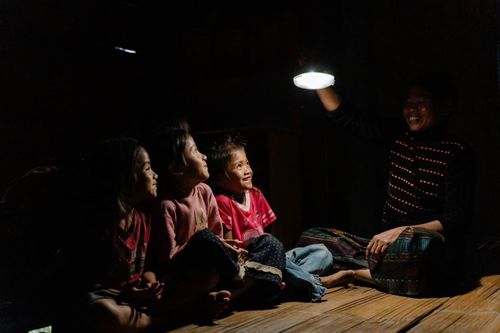 Trao tặng 510 đèn năng lượng mặt trời cho xã Tà Rụt và Hướng Lập