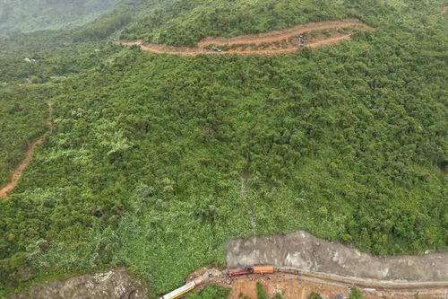 Liên tục sự cố đá rơi trên đèo Hải Vân khiến ngành Đường sắt tạm dừng chạy tàu