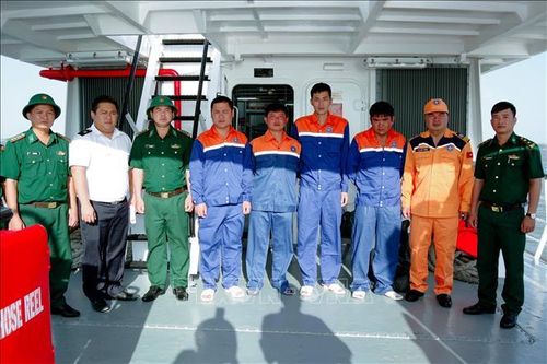 Bộ đội Biên phòng Cần Thơ tiếp nhận thuyền viên gặp nạn tại luồng Định An
