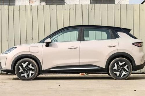 Xe hơi thiết kế đẹp, dài gần 4,3 mét, giá hơn 340 triệu đồng