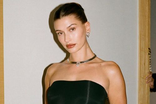 Vợ Justin Bieber tung ảnh nóng bỏng, Kylie Jenner ngỡ ngàng thốt lên 1 từ
