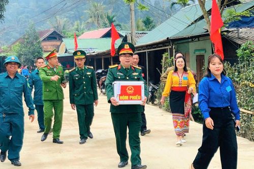 Nghệ An: Rực rỡ cờ hoa nơi phên dậu Tổ quốc đón ngày bầu cử