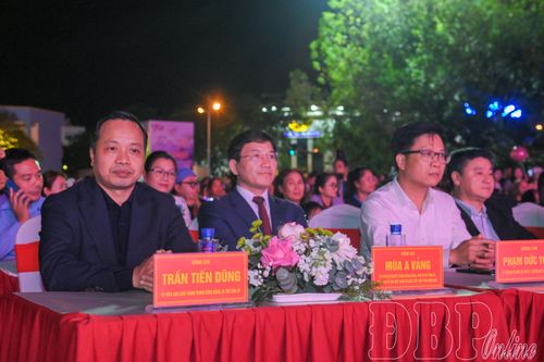Carnaval đường phố thắp sáng đêm hội Hoa Ban