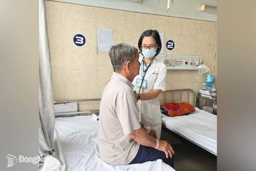 Xịt thuốc trị đau họng, cụ ông phải cấp cứu vì nắp bình xịt 'văng' vào phổi