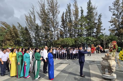 Phường Nha Trang dâng hương tại Khu tưởng niệm chiến sĩ Gạc Ma