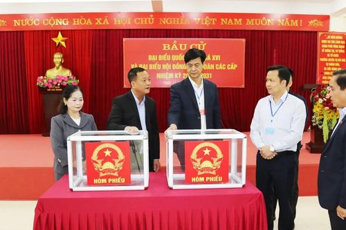 Phó Chủ tịch UBND tỉnh Phan Trung Bá kiểm tra công tác chuẩn bị bầu cử tại phường Cam Đường