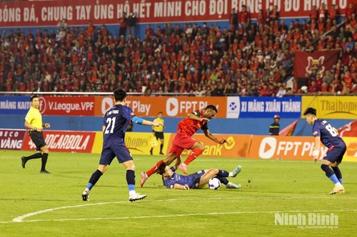 Vòng 16 V.League 2025-2026: Bàn thắng muộn không đủ giúp Ninh Bình FC có điểm
