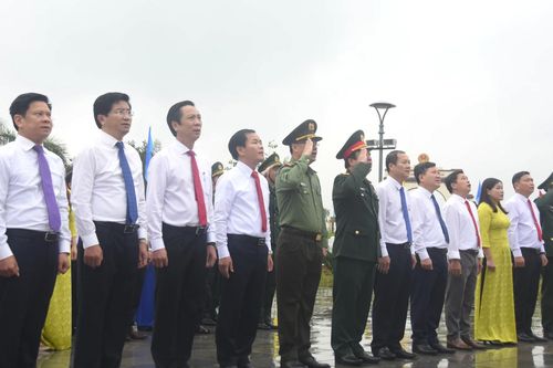 Lễ chào cờ Tổ quốc tại Khu Di tích lịch sử quốc gia đặc biệt Đôi bờ Hiền Lương-Bến Hải