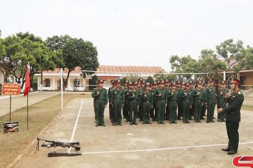 Chiến sĩ mới 'vượt nắng, thắng mưa, say sưa luyện tập'