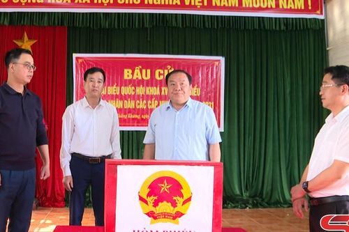 Đồng chí Phó Bí thư Tỉnh ủy, Chủ tịch Ủy ban MTTQ Việt Nam tỉnh Sơn La kiểm tra công tác chuẩn bị bầu cử tại một số xã biên giới